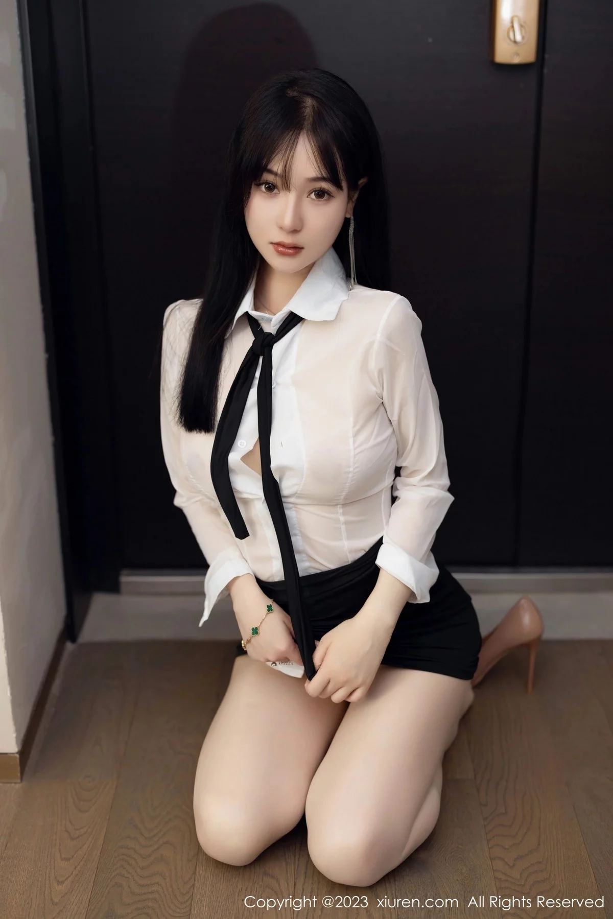 XiuRen第6710期_新人模特柚琪Rich性感白色轻透衣配黑短裙秀曼妙身姿诱惑写真74P