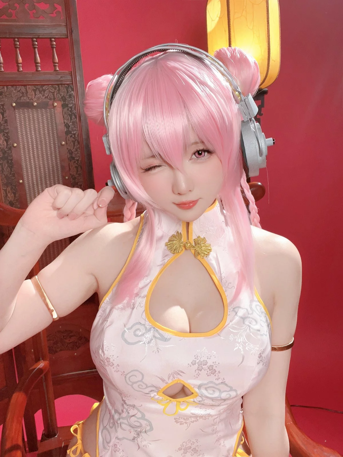 Coser小姐姐星之迟迟索尼子旗袍主题性感粉色情趣短旗袍秀翘臀美腿诱惑写真41P