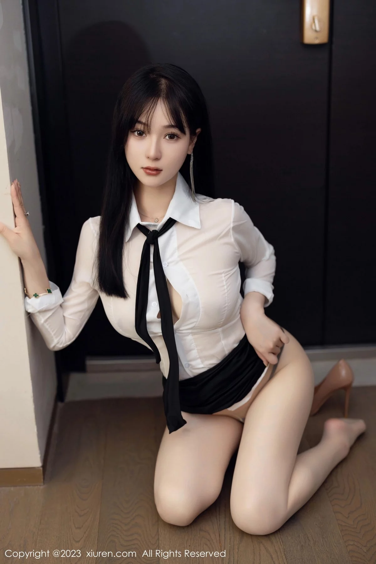 XiuRen第6710期_新人模特柚琪Rich性感白色轻透衣配黑短裙秀曼妙身姿诱惑写真74P