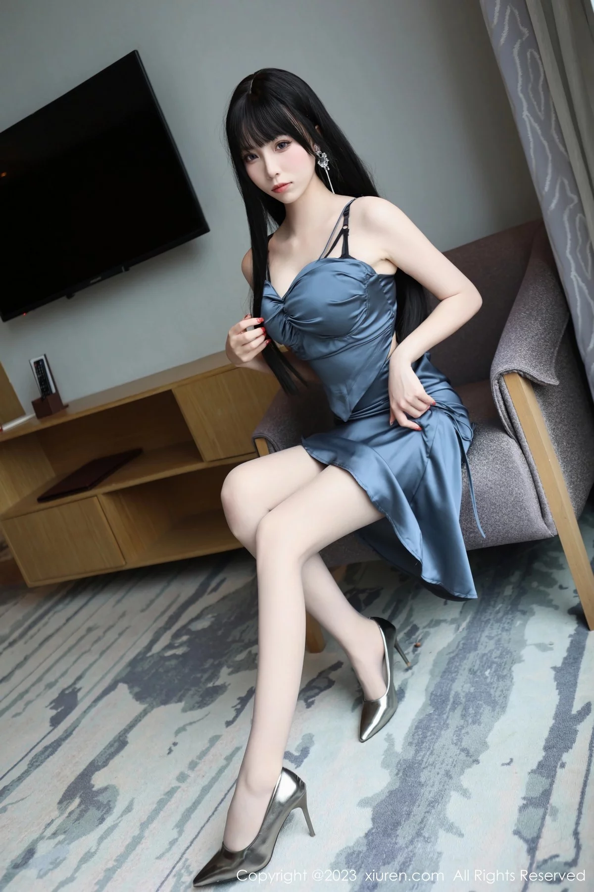 XiuRen第6713期_模特江七七性感灰色服饰露黑色轻透内衣配超薄灰丝迷人诱惑写真82P