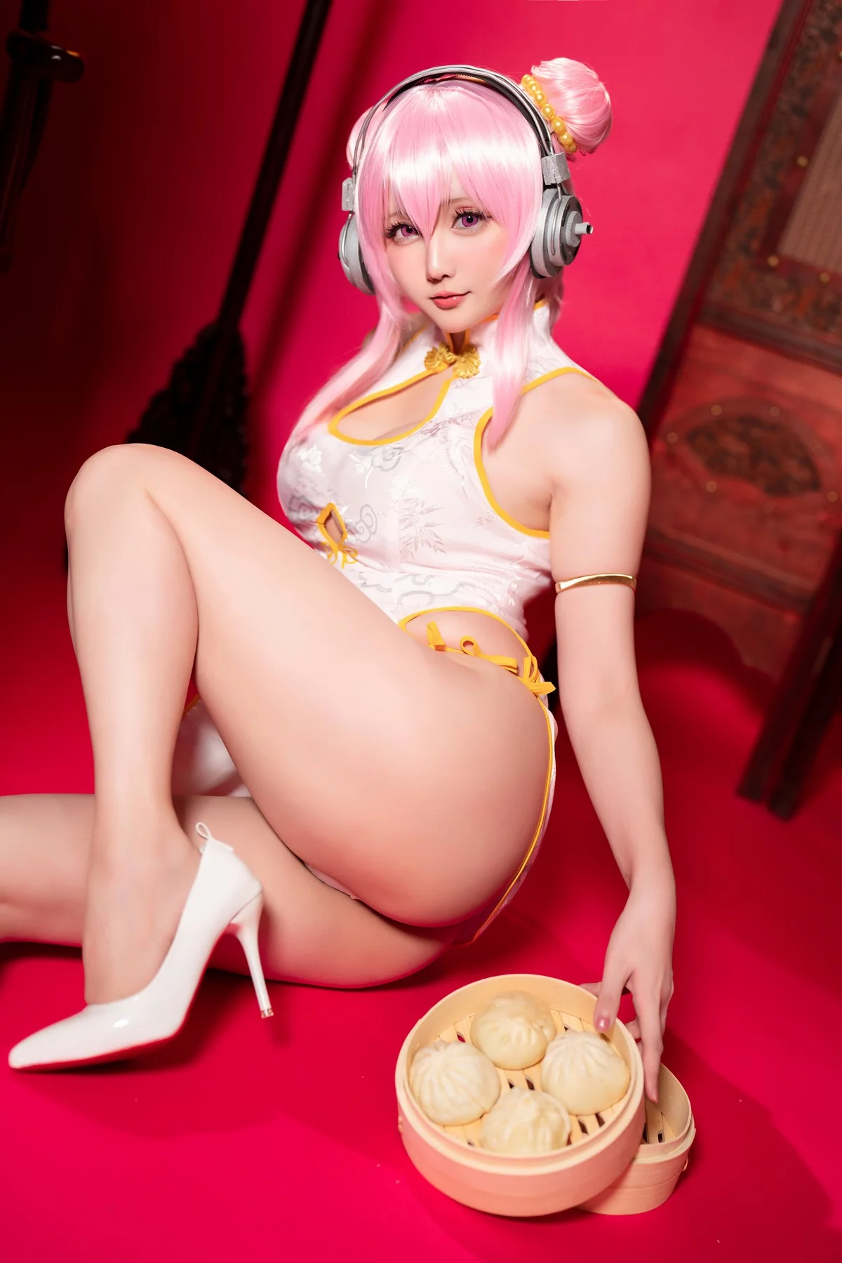 Coser小姐姐星之迟迟索尼子旗袍主题性感粉色情趣短旗袍秀翘臀美腿诱惑写真41P