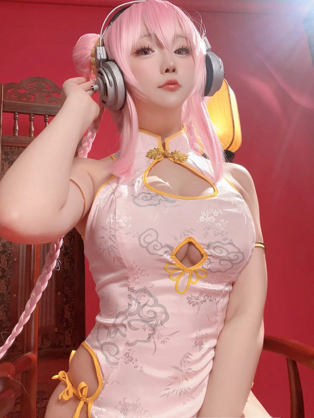 Coser小姐姐星之迟迟索尼子旗袍主题性感粉色情趣短旗袍秀翘臀美腿诱惑写真41P