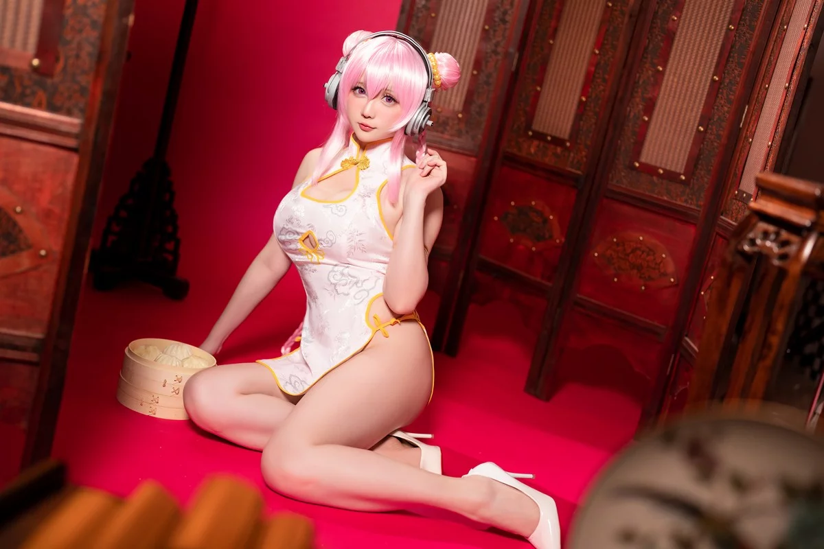 Coser小姐姐星之迟迟索尼子旗袍主题性感粉色情趣短旗袍秀翘臀美腿诱惑写真41P