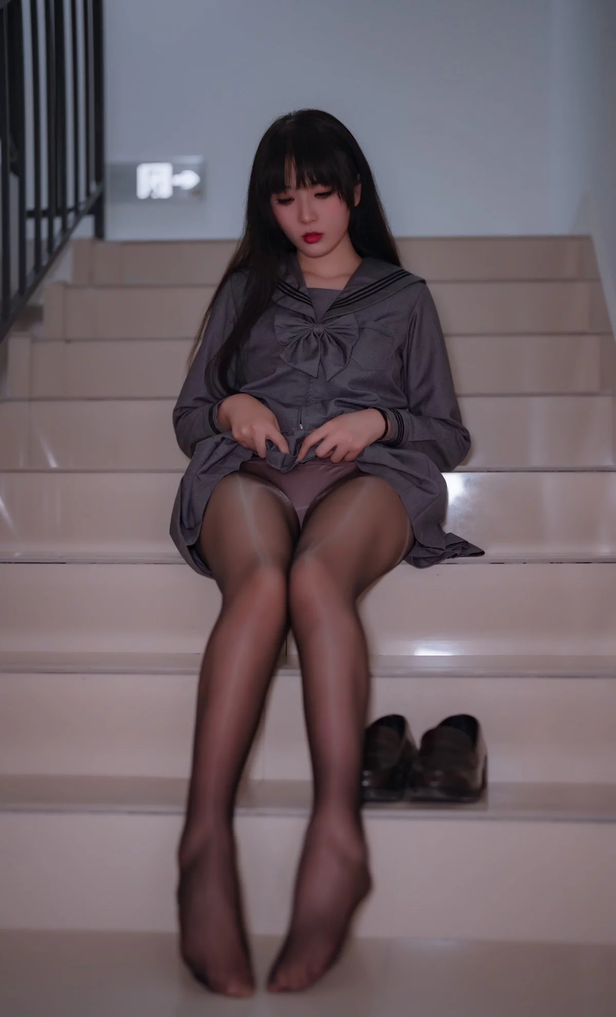 网络美女轩萧学姐楼道车库主题户外性感JK制服配超薄闪亮黑丝秀美腿诱惑写真87P
