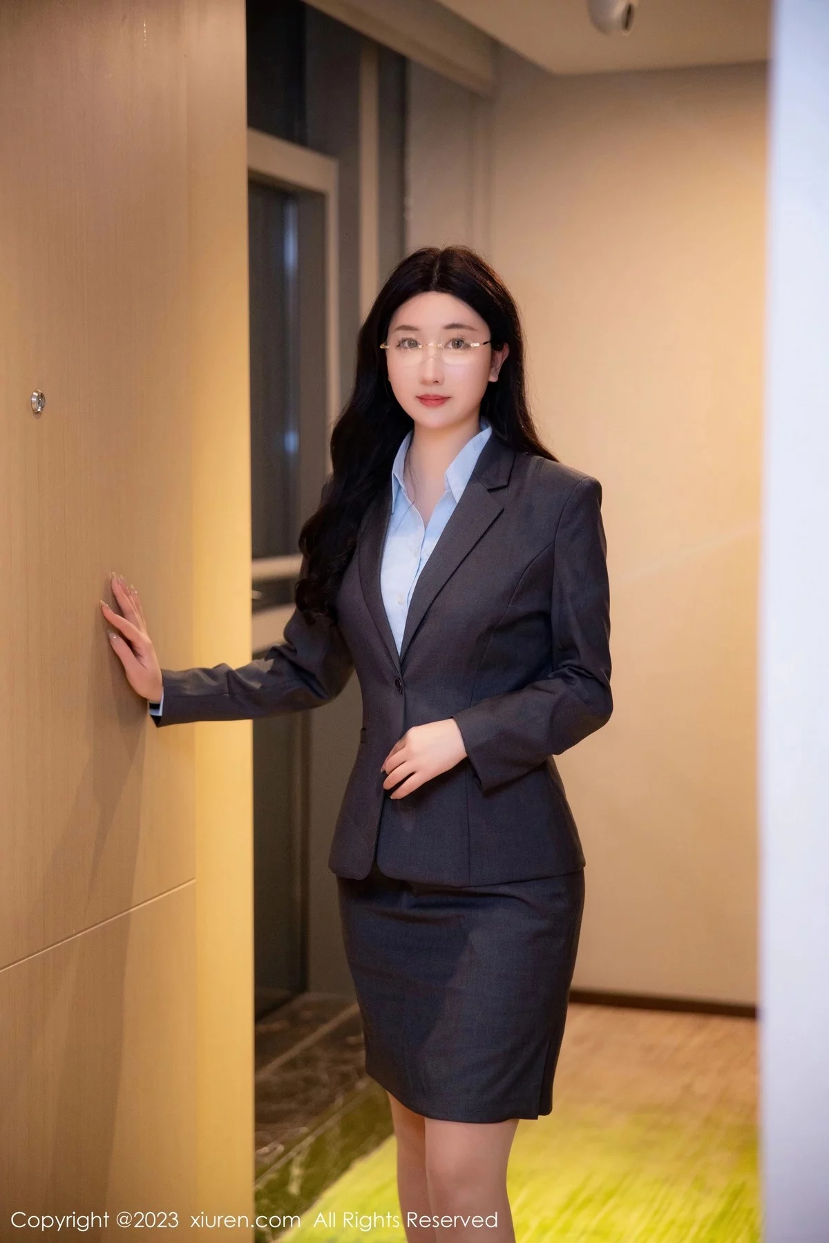 XiuRen第6607期_模特江真真深灰色OL制服露蓝黑色蕾丝内衣配原色丝袜诱惑写真86P