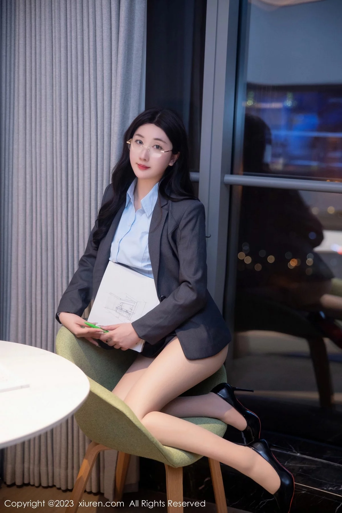 XiuRen第6607期_模特江真真深灰色OL制服露蓝黑色蕾丝内衣配原色丝袜诱惑写真86P