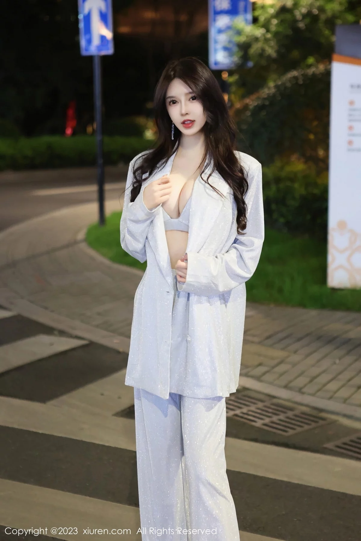 XiuRen第6605期_模特玉兔miki脱简约银灰外衣露银灰内衣秀傲人豪乳撩人诱惑写真82P
