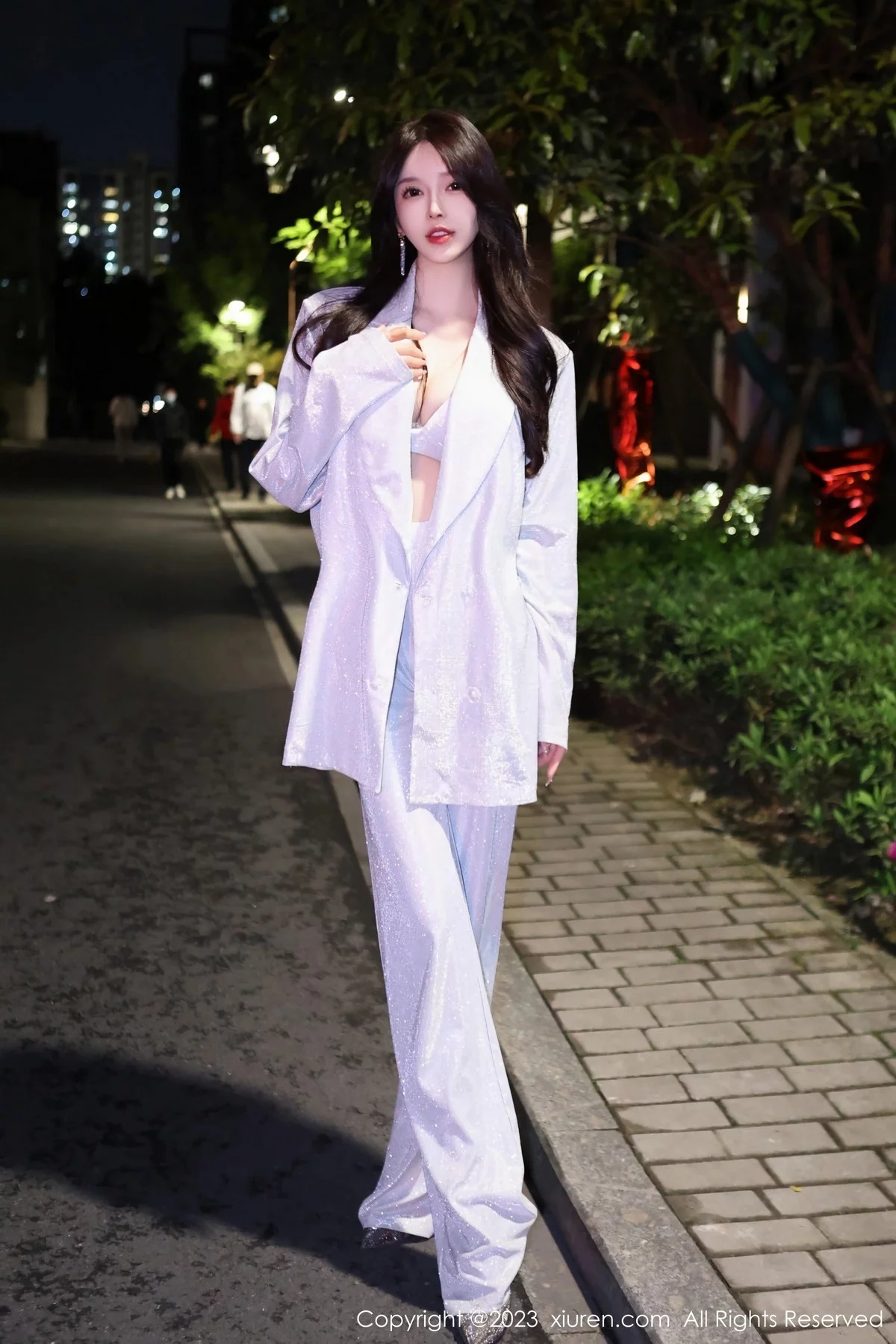 XiuRen第6605期_模特玉兔miki脱简约银灰外衣露银灰内衣秀傲人豪乳撩人诱惑写真82P