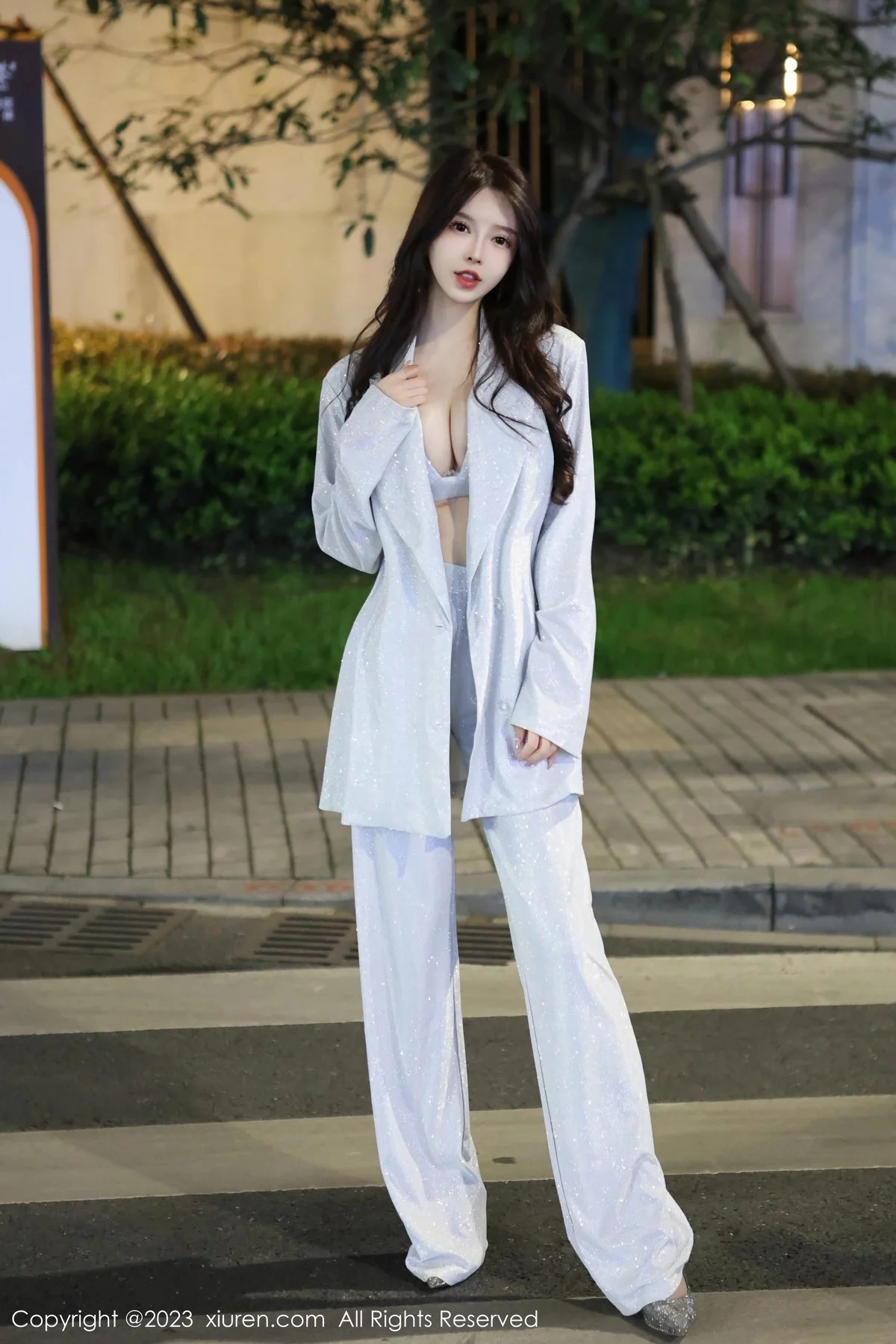 XiuRen第6605期_模特玉兔miki脱简约银灰外衣露银灰内衣秀傲人豪乳撩人诱惑写真82P