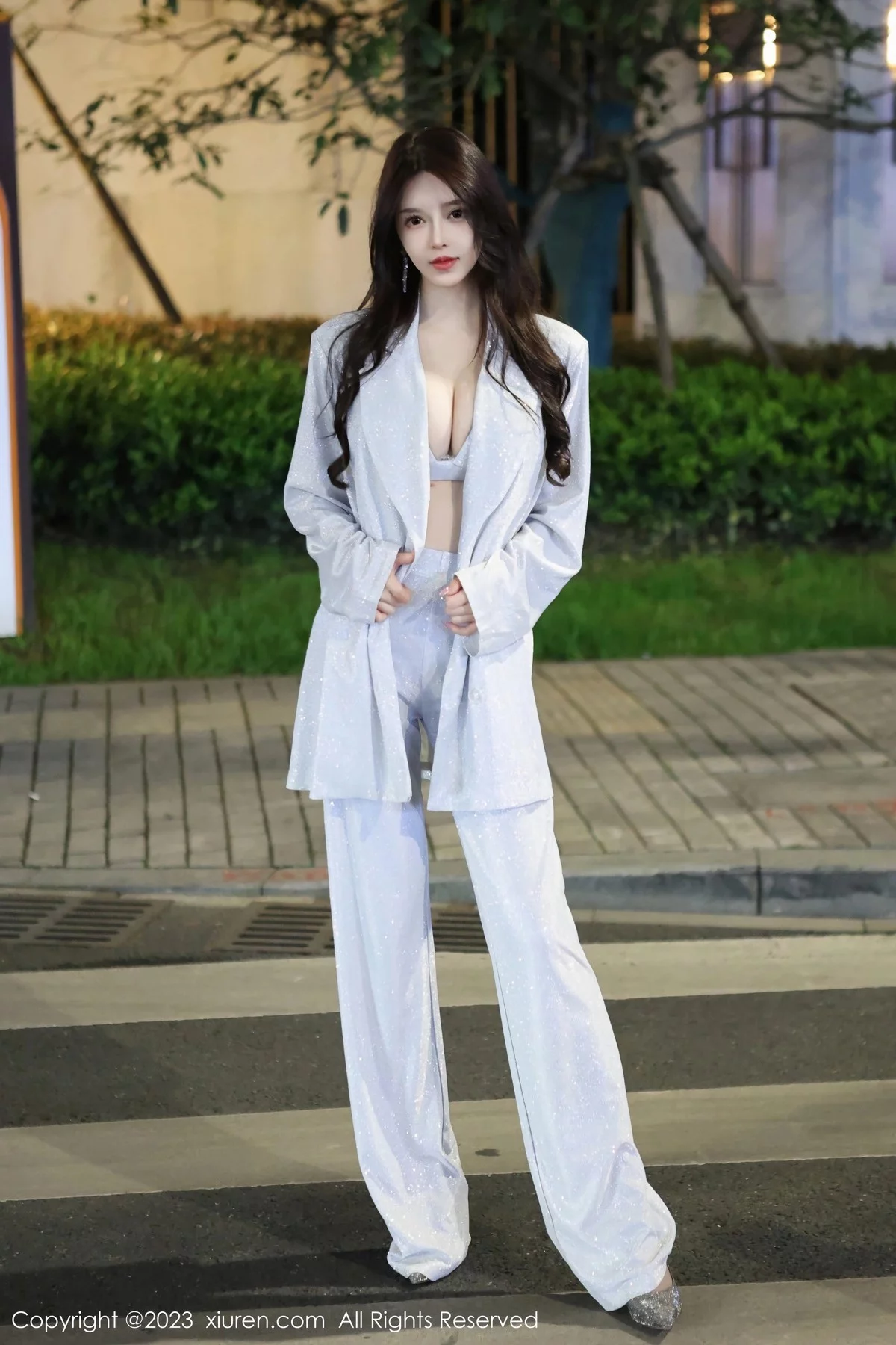 XiuRen第6605期_模特玉兔miki脱简约银灰外衣露银灰内衣秀傲人豪乳撩人诱惑写真82P