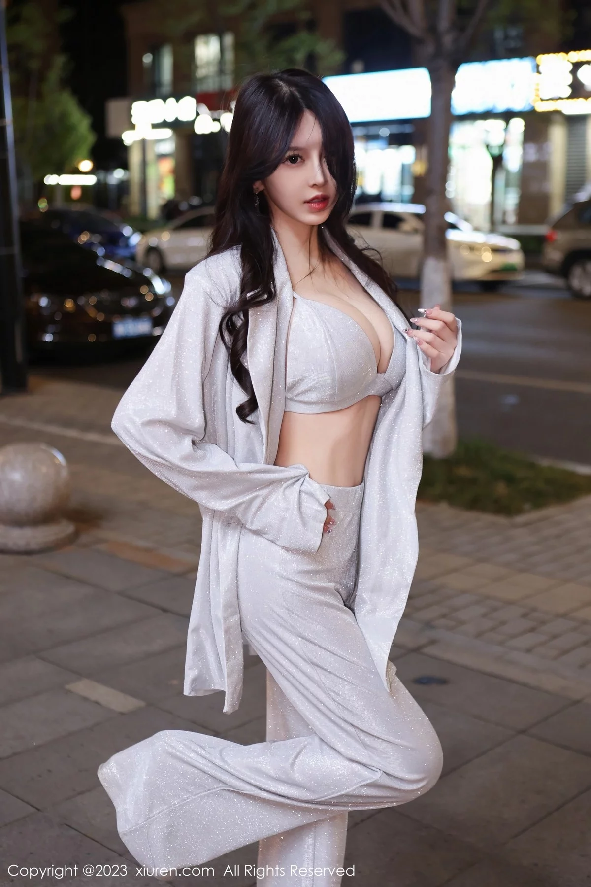 XiuRen第6605期_模特玉兔miki脱简约银灰外衣露银灰内衣秀傲人豪乳撩人诱惑写真82P
