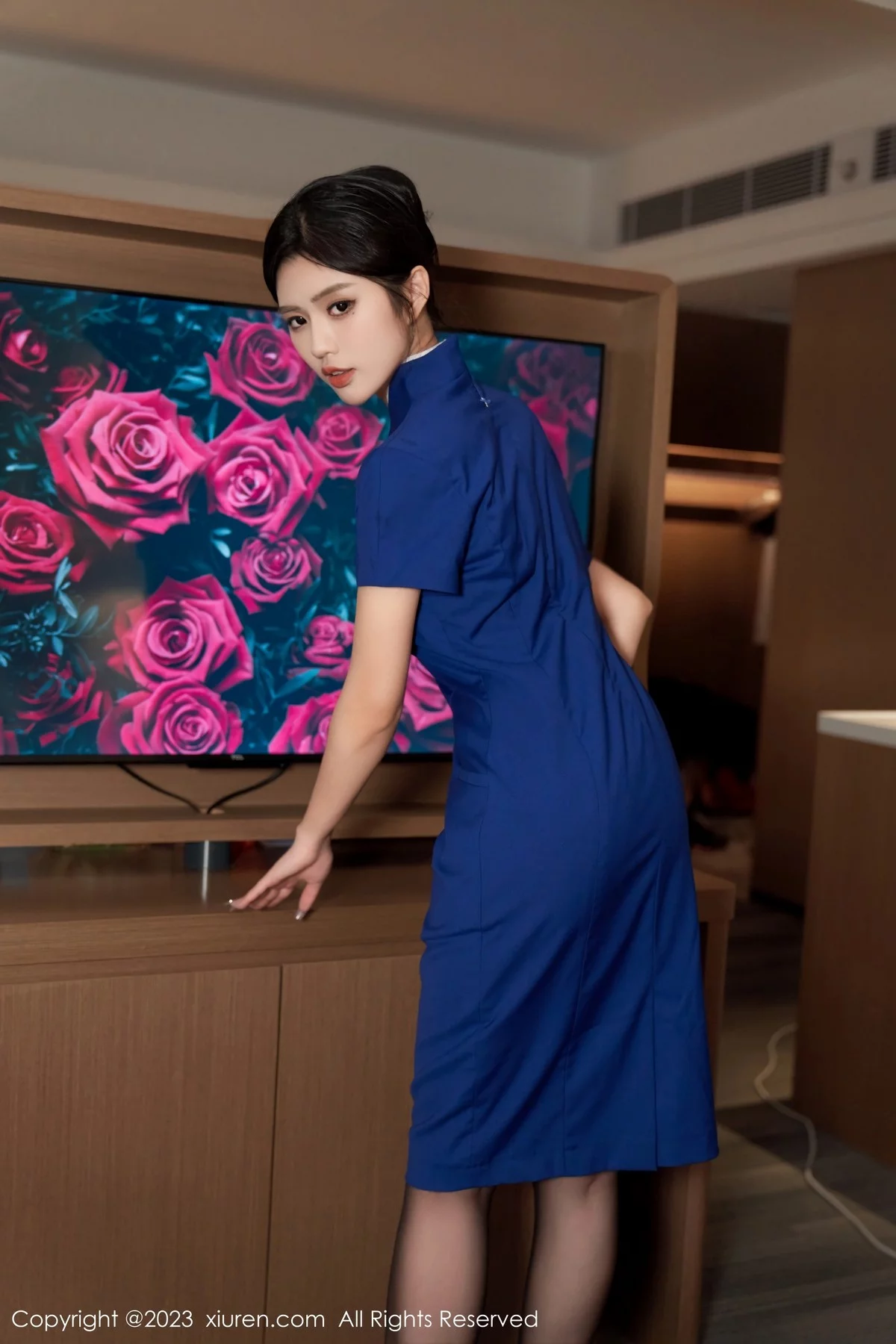 XiuRen第6720期_模特浅浅Danny深蓝技师制服+红色高开叉服秀曼妙身姿诱惑写真102P