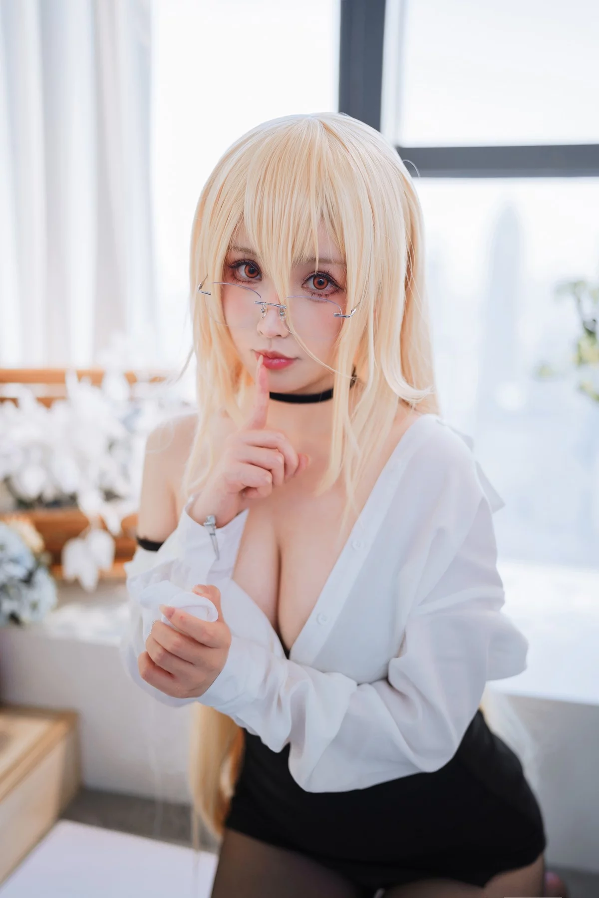 网络美女rioko凉凉子办公室的意外主题性感白T配黑短裙露蕾丝内衣撩人诱惑写真35P