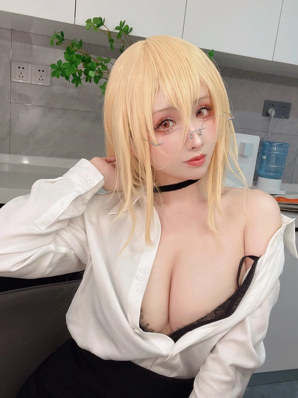 网络美女rioko凉凉子办公室的意外主题性感白T配黑短裙露蕾丝内衣撩人诱惑写真35P