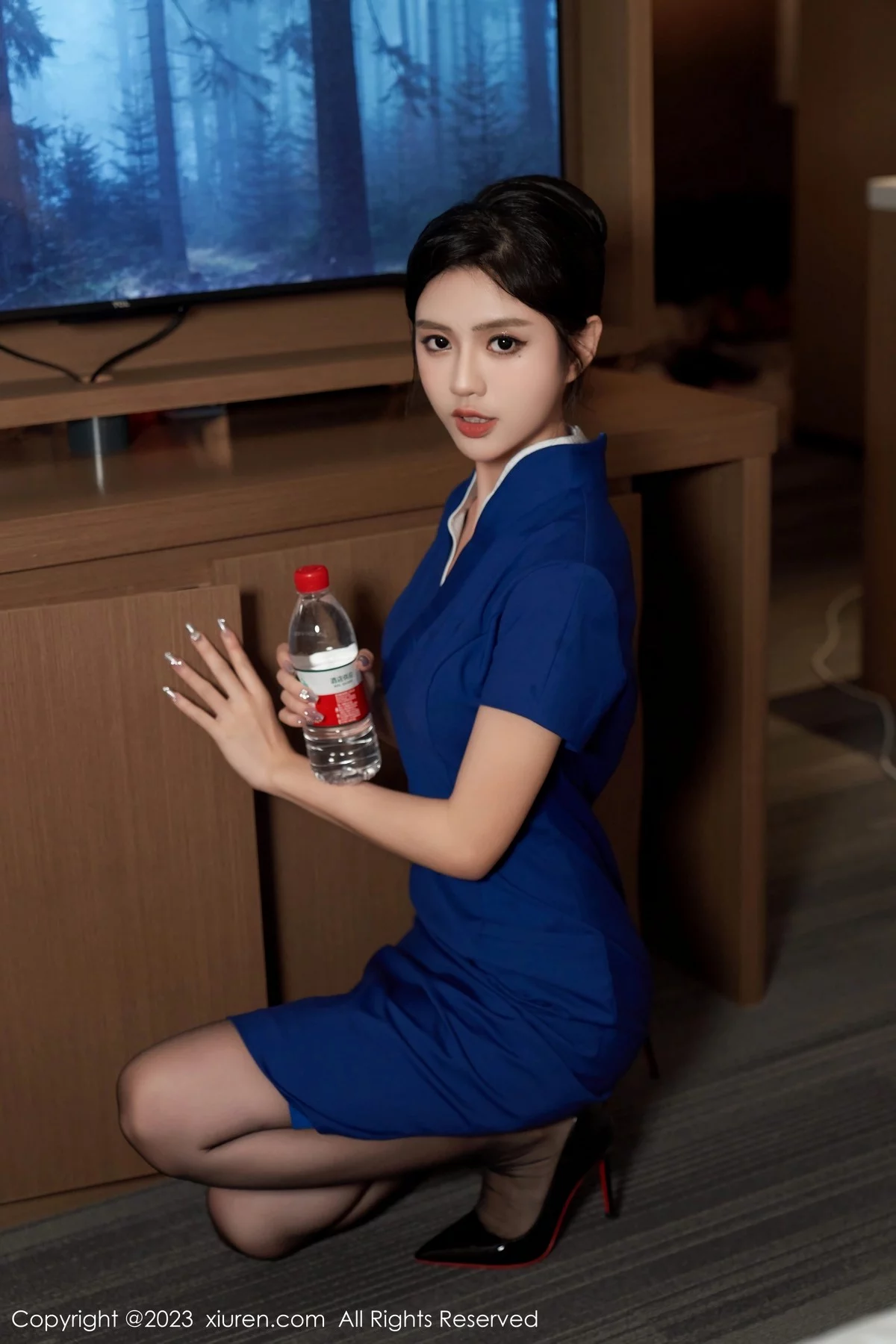 XiuRen第6720期_模特浅浅Danny深蓝技师制服+红色高开叉服秀曼妙身姿诱惑写真102P