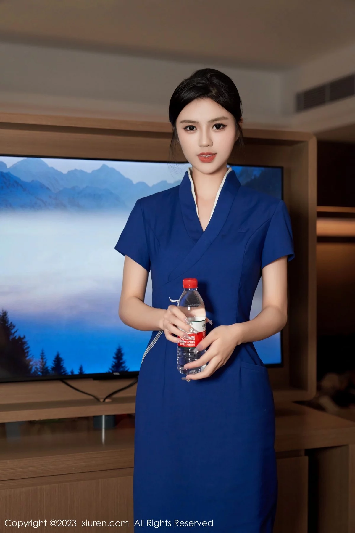XiuRen第6720期_模特浅浅Danny深蓝技师制服+红色高开叉服秀曼妙身姿诱惑写真102P