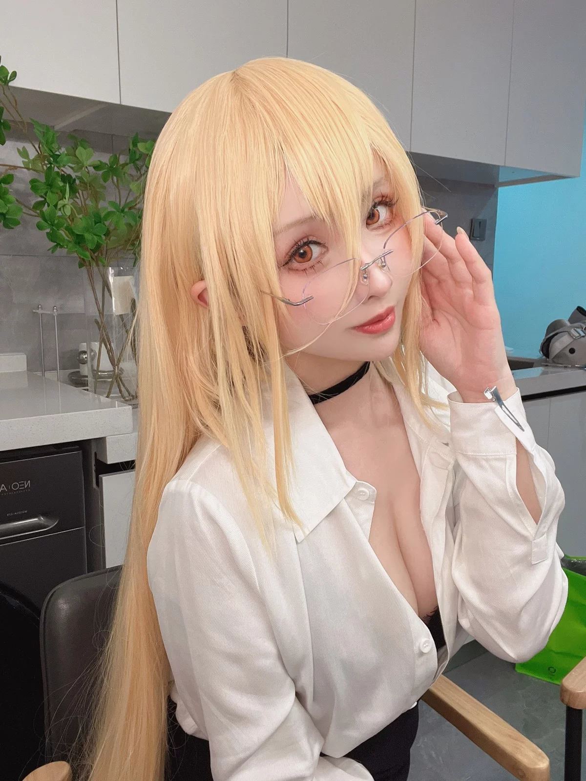 网络美女rioko凉凉子办公室的意外主题性感白T配黑短裙露蕾丝内衣撩人诱惑写真35P
