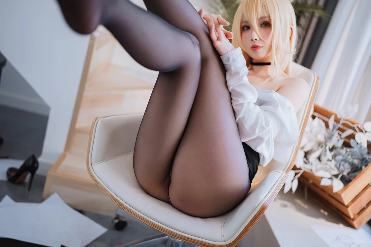 网络美女rioko凉凉子办公室的意外主题性感白T配黑短裙露蕾丝内衣撩人诱惑写真35P