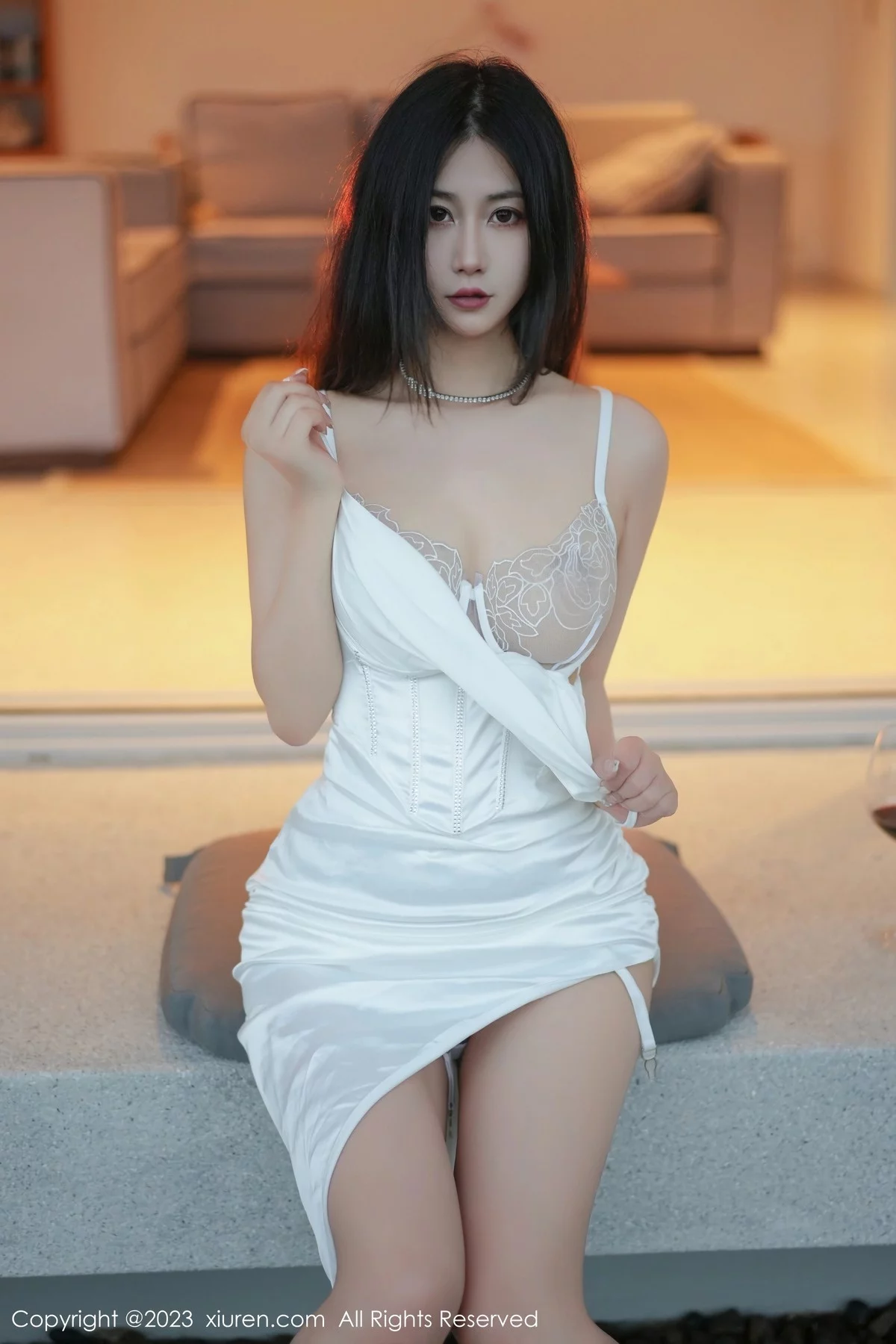 XiuRen第6729期_模特laura阿姣脱白色吊带长裙露浅色轻透蕾丝内衣完美诱惑写真66P