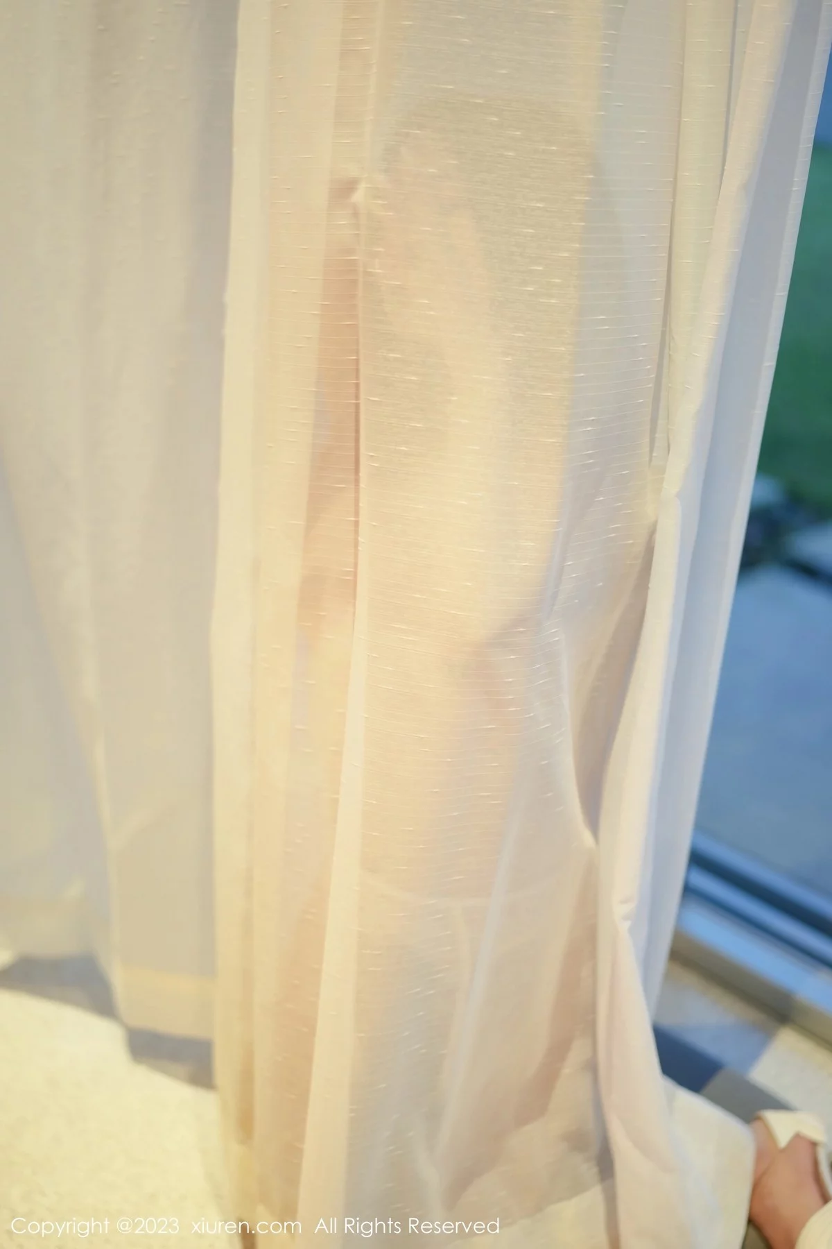 XiuRen第6729期_模特laura阿姣脱白色吊带长裙露浅色轻透蕾丝内衣完美诱惑写真66P