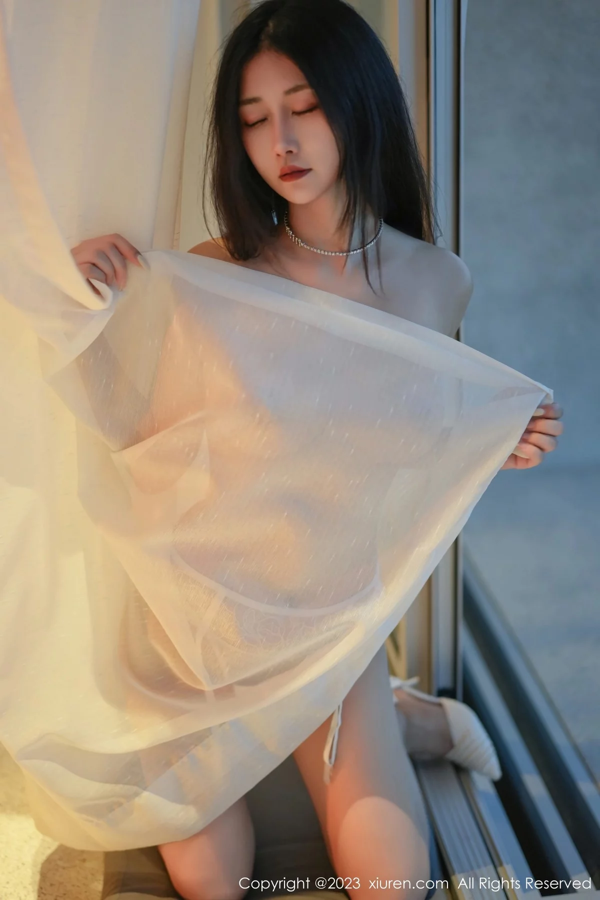 XiuRen第6729期_模特laura阿姣脱白色吊带长裙露浅色轻透蕾丝内衣完美诱惑写真66P