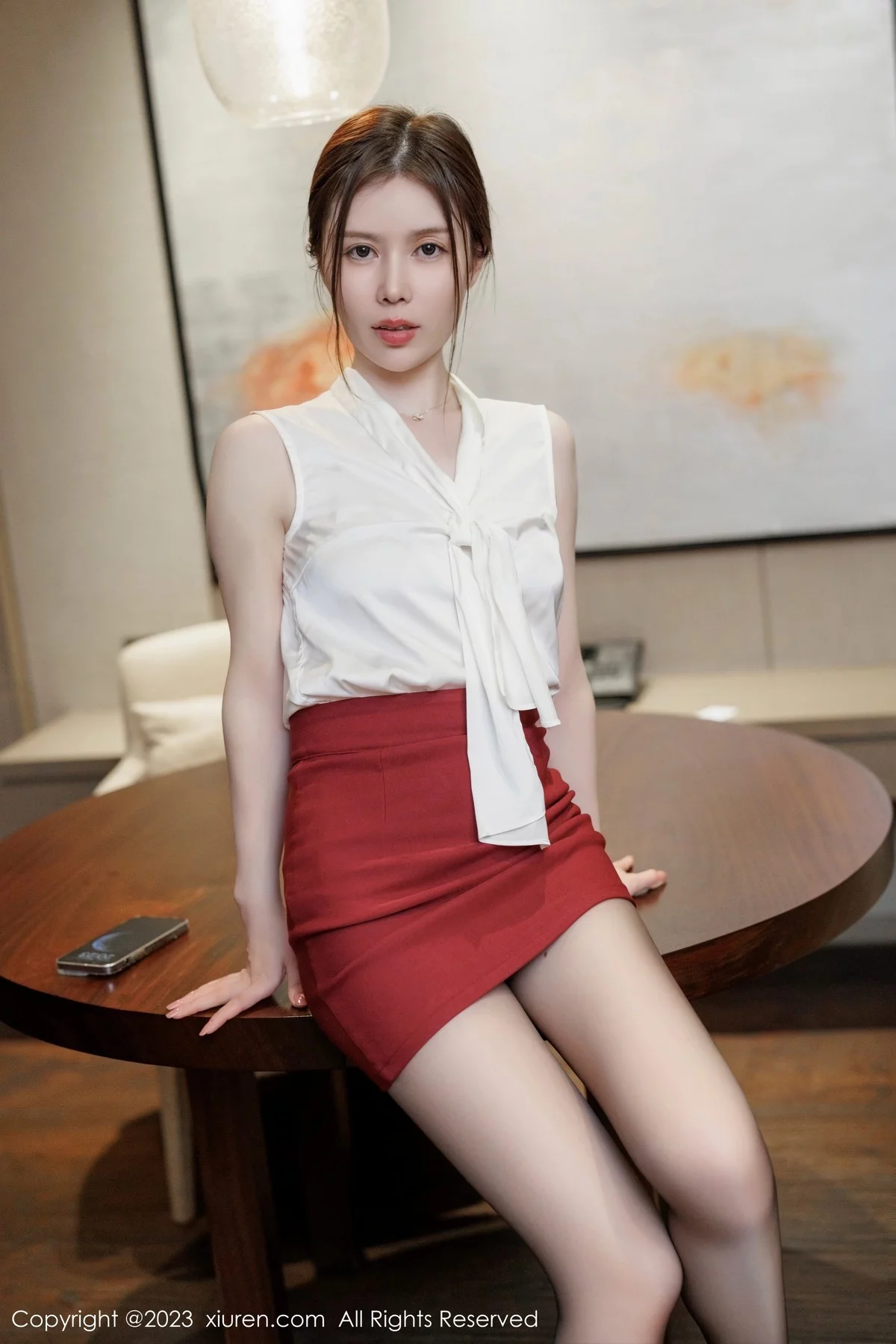 XiuRen第6727期_模特吴雪瑶白色上衣配暗红短裙露性感内衣秀曼妙身材诱惑写真56P