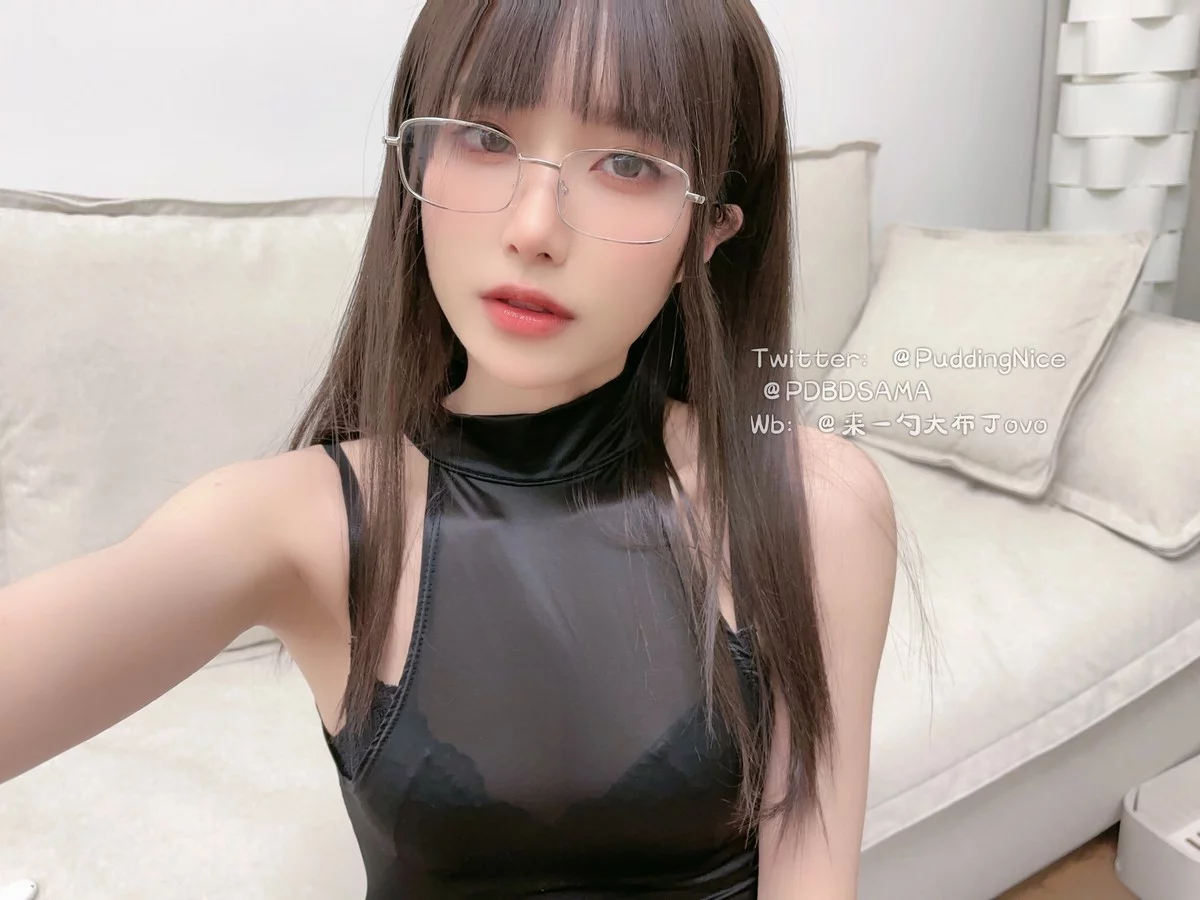 微博红人一勺大布丁黑色旗袍主题黑色薄透旗袍配超薄黑丝秀完美身材诱惑写真44P