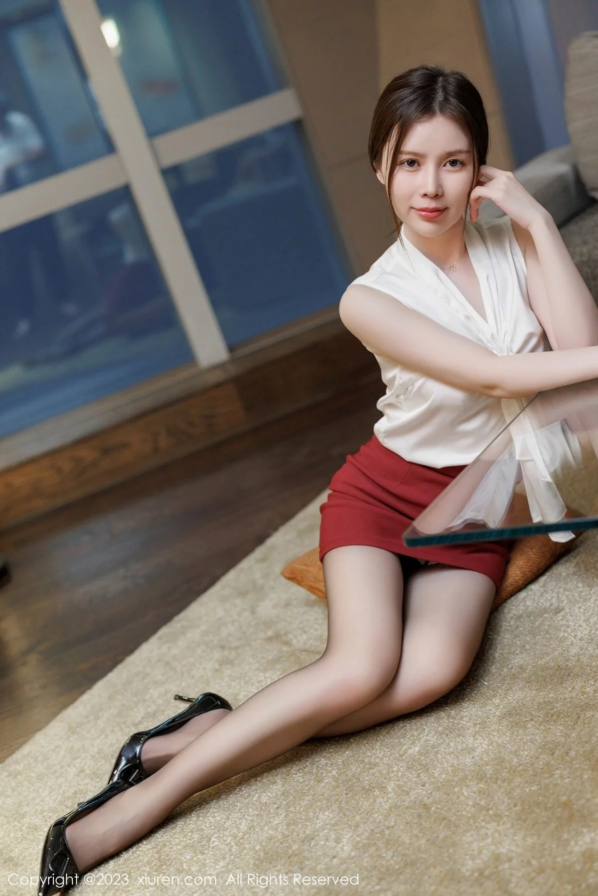 XiuRen第6727期_模特吴雪瑶白色上衣配暗红短裙露性感内衣秀曼妙身材诱惑写真56P