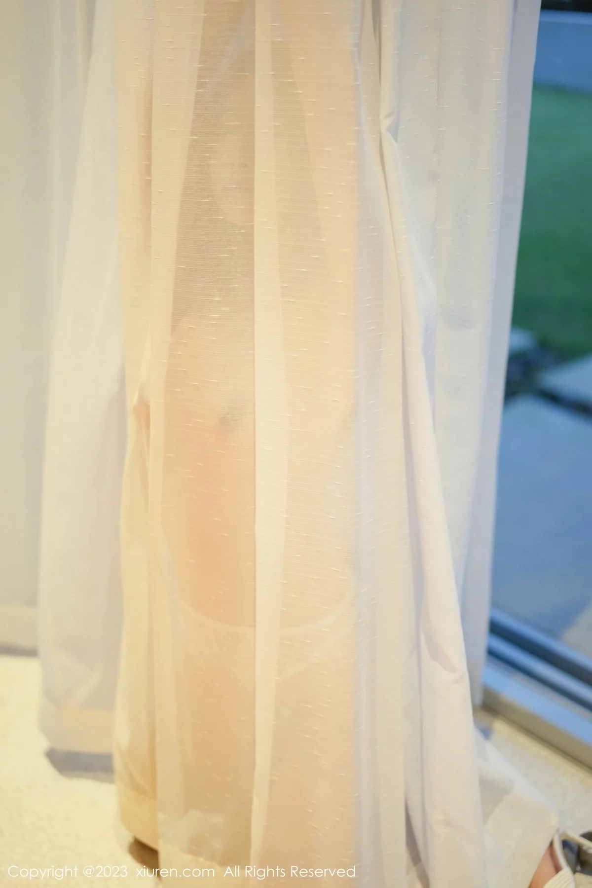 XiuRen第6729期_模特laura阿姣脱白色吊带长裙露浅色轻透蕾丝内衣完美诱惑写真66P