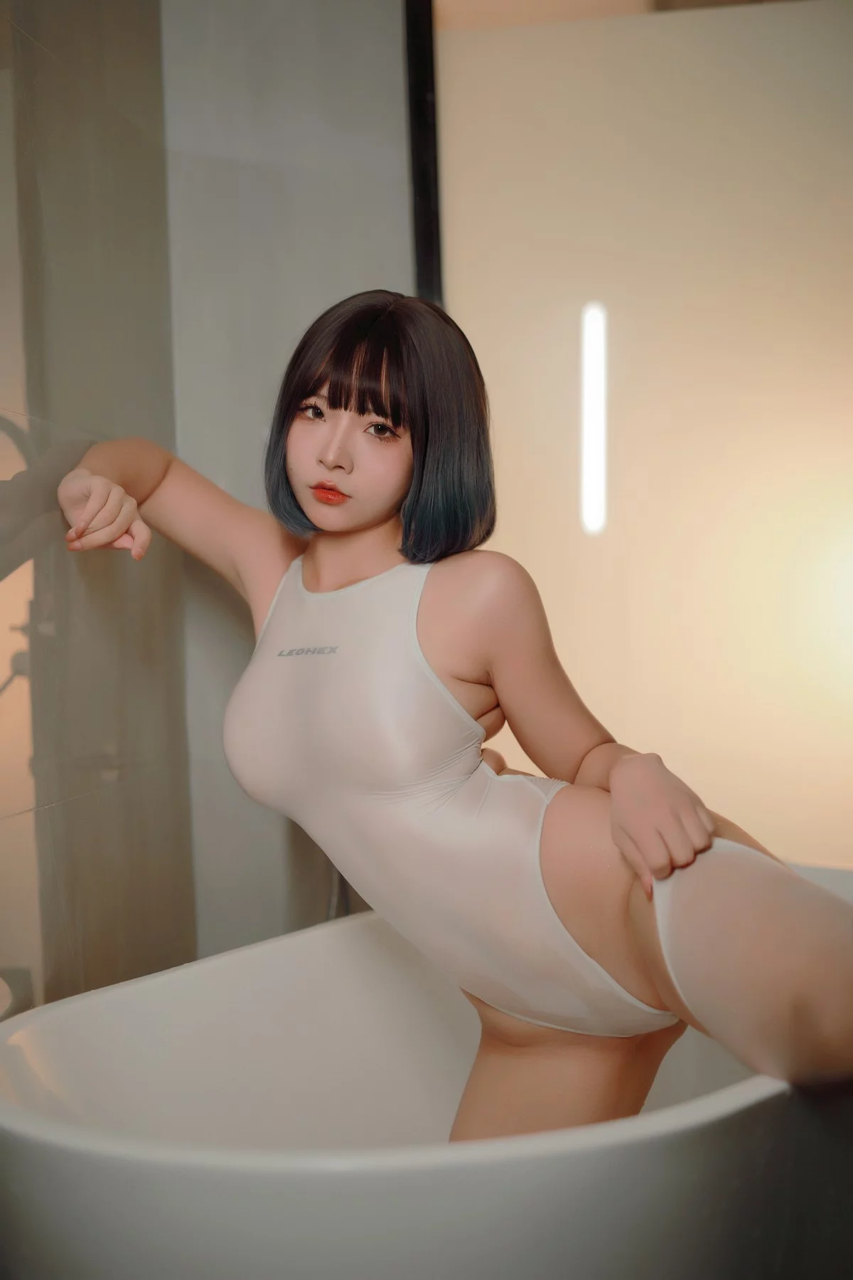网络美女yuuhui玉汇游泳部学妹主题私房浴室性感薄透连体泳衣湿身诱惑写真89P