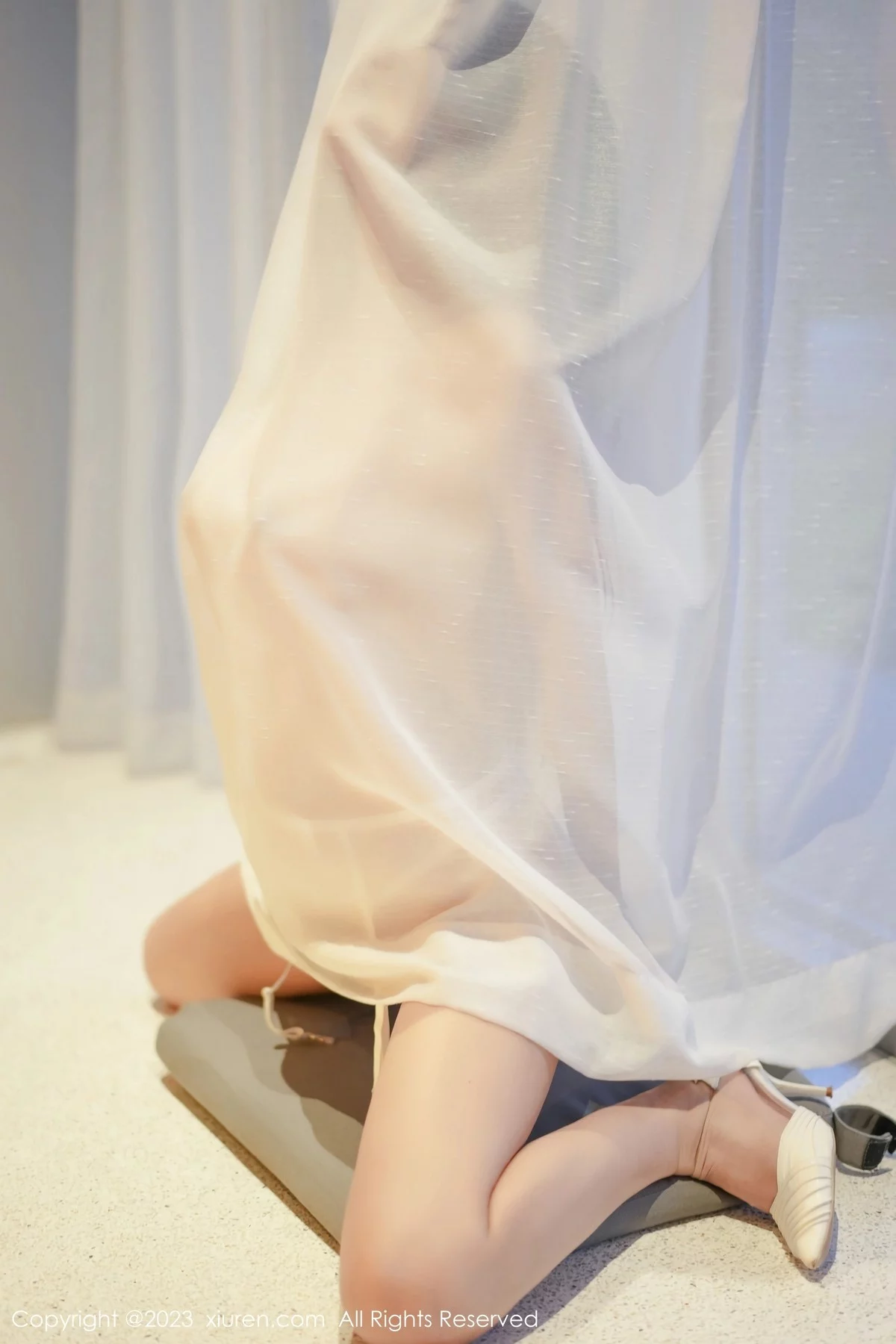 XiuRen第6729期_模特laura阿姣脱白色吊带长裙露浅色轻透蕾丝内衣完美诱惑写真66P