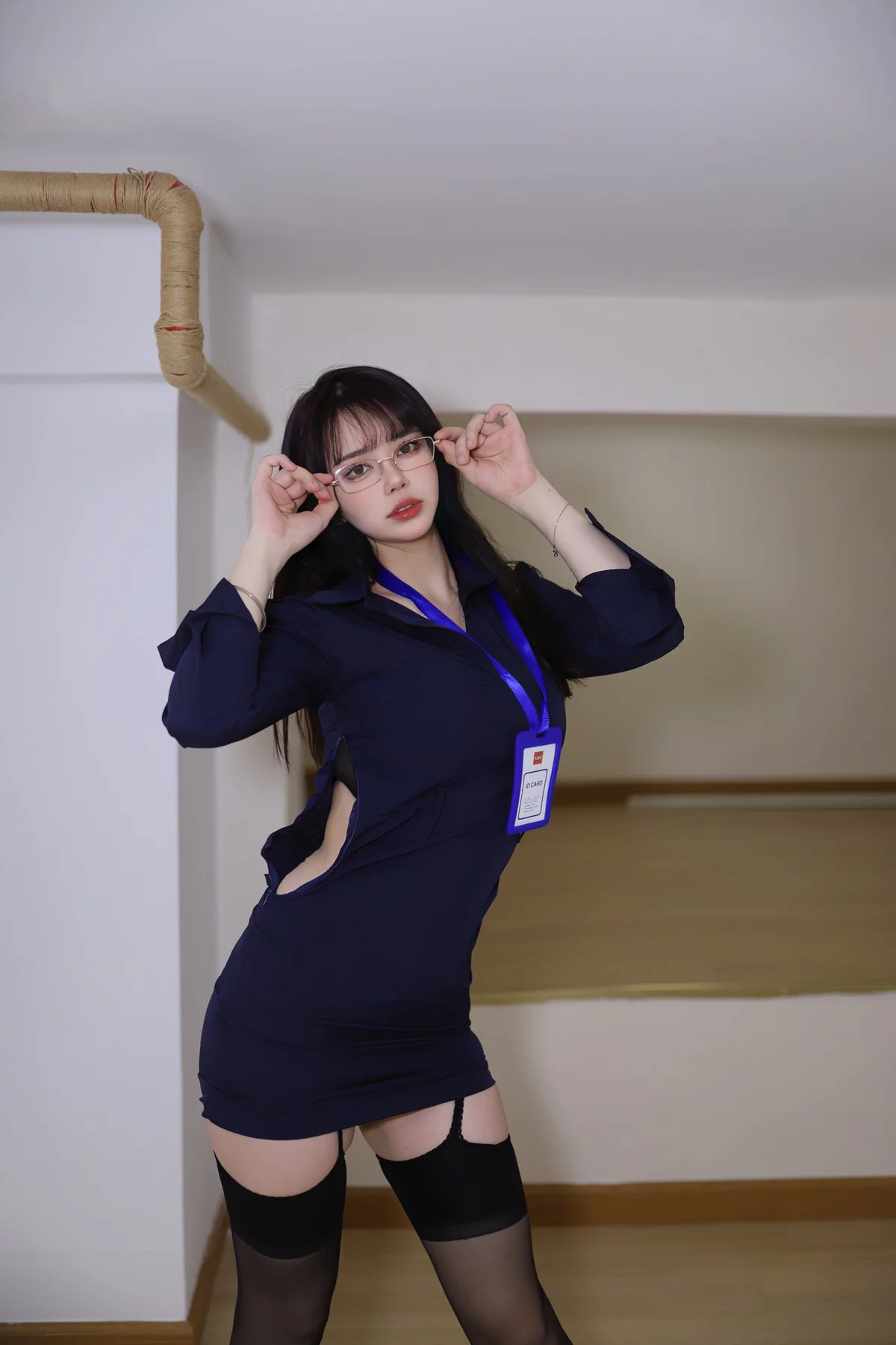 动漫博主Tina很妖孽呀职业装秘书主题私房床上脱职业装露黑色蕾丝内衣诱惑写真46P
