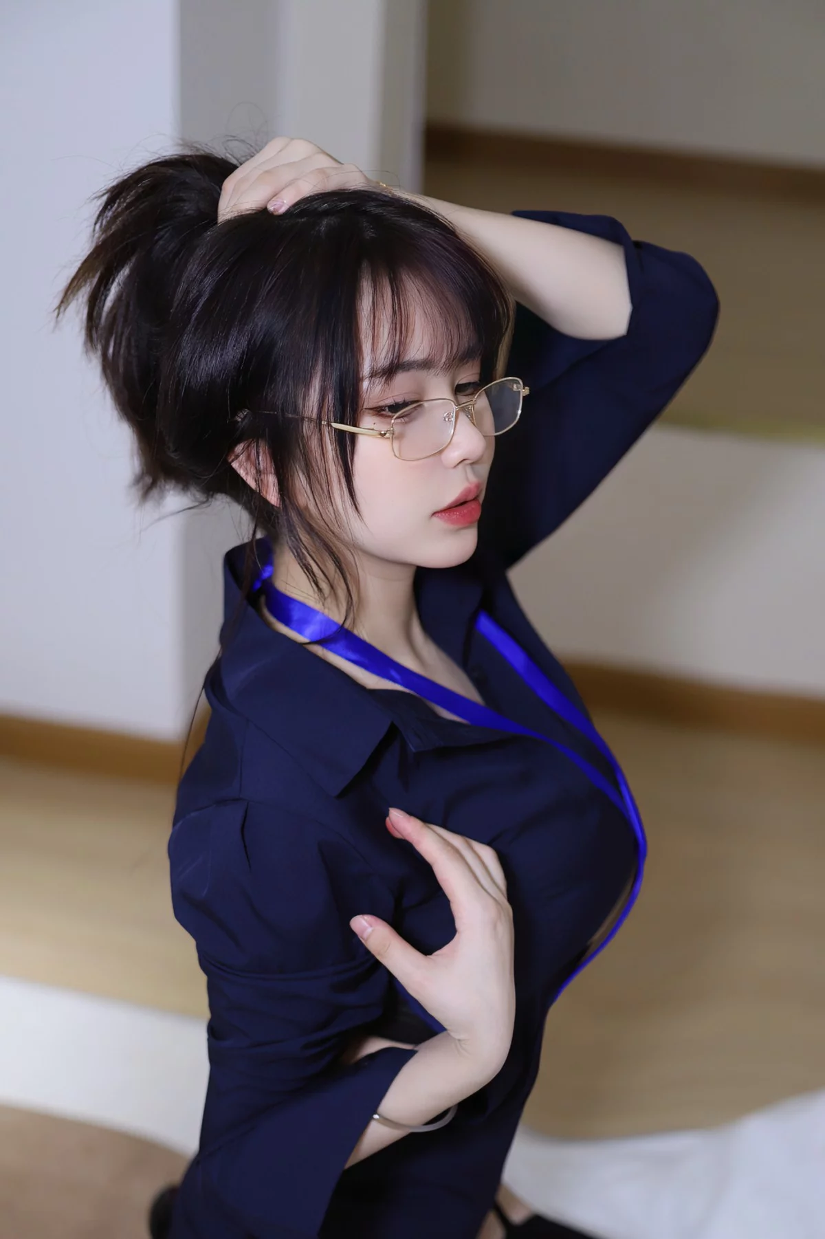 动漫博主Tina很妖孽呀职业装秘书主题私房床上脱职业装露黑色蕾丝内衣诱惑写真46P