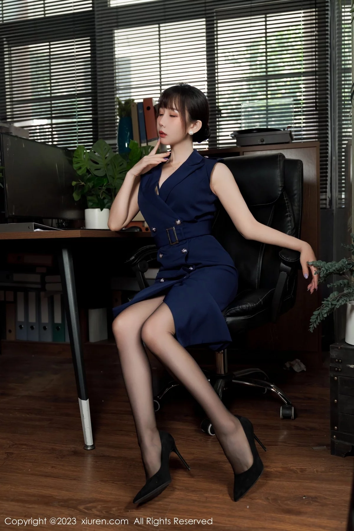XiuRen第6737期_模特波巧酱半脱职业装露性感内衣配超薄无内黑丝惹火诱惑写真95P