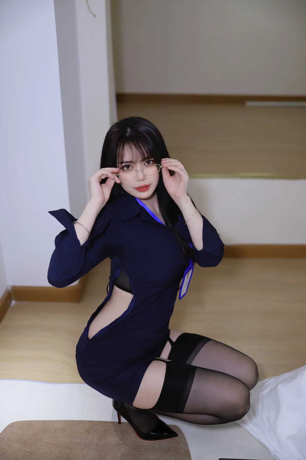 动漫博主Tina很妖孽呀职业装秘书主题私房床上脱职业装露黑色蕾丝内衣诱惑写真46P