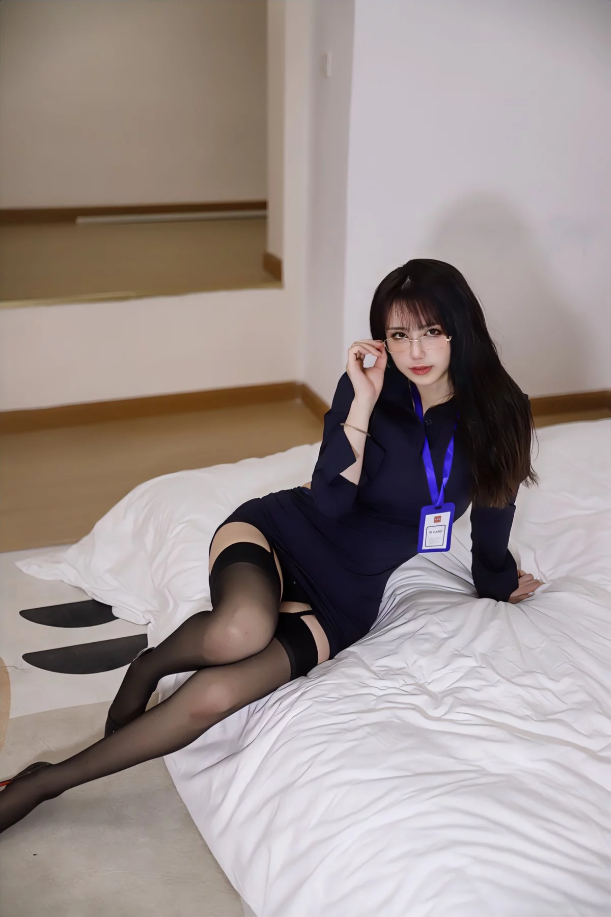 动漫博主Tina很妖孽呀职业装秘书主题私房床上脱职业装露黑色蕾丝内衣诱惑写真46P