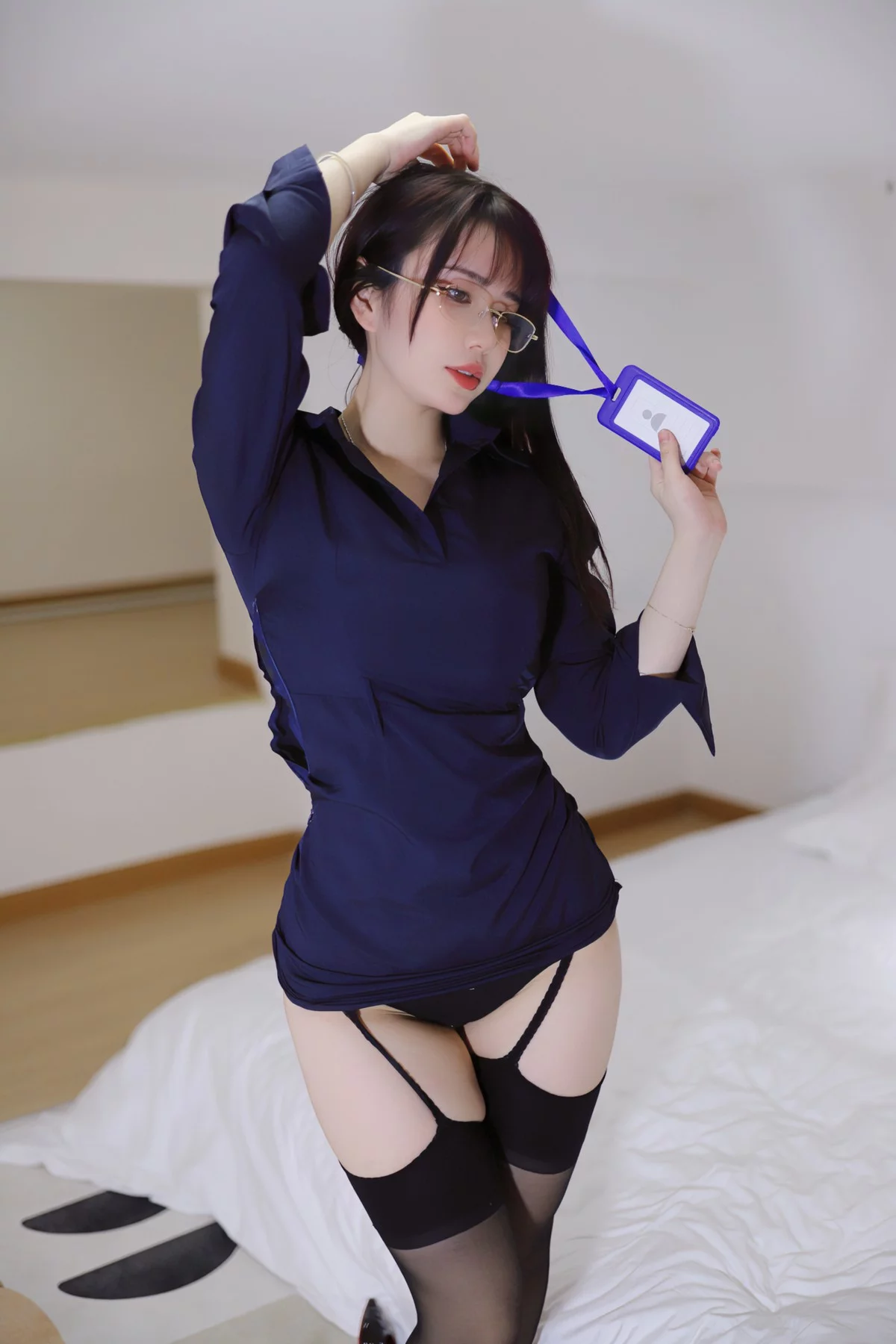 动漫博主Tina很妖孽呀职业装秘书主题私房床上脱职业装露黑色蕾丝内衣诱惑写真46P