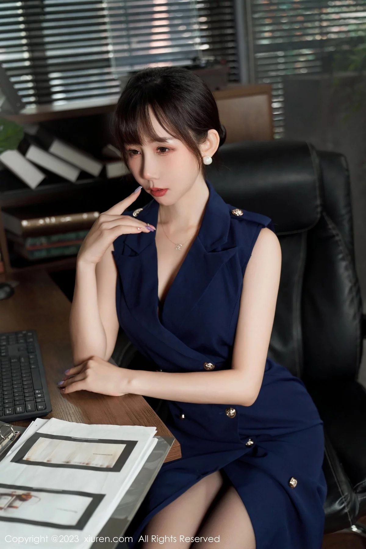XiuRen第6737期_模特波巧酱半脱职业装露性感内衣配超薄无内黑丝惹火诱惑写真95P