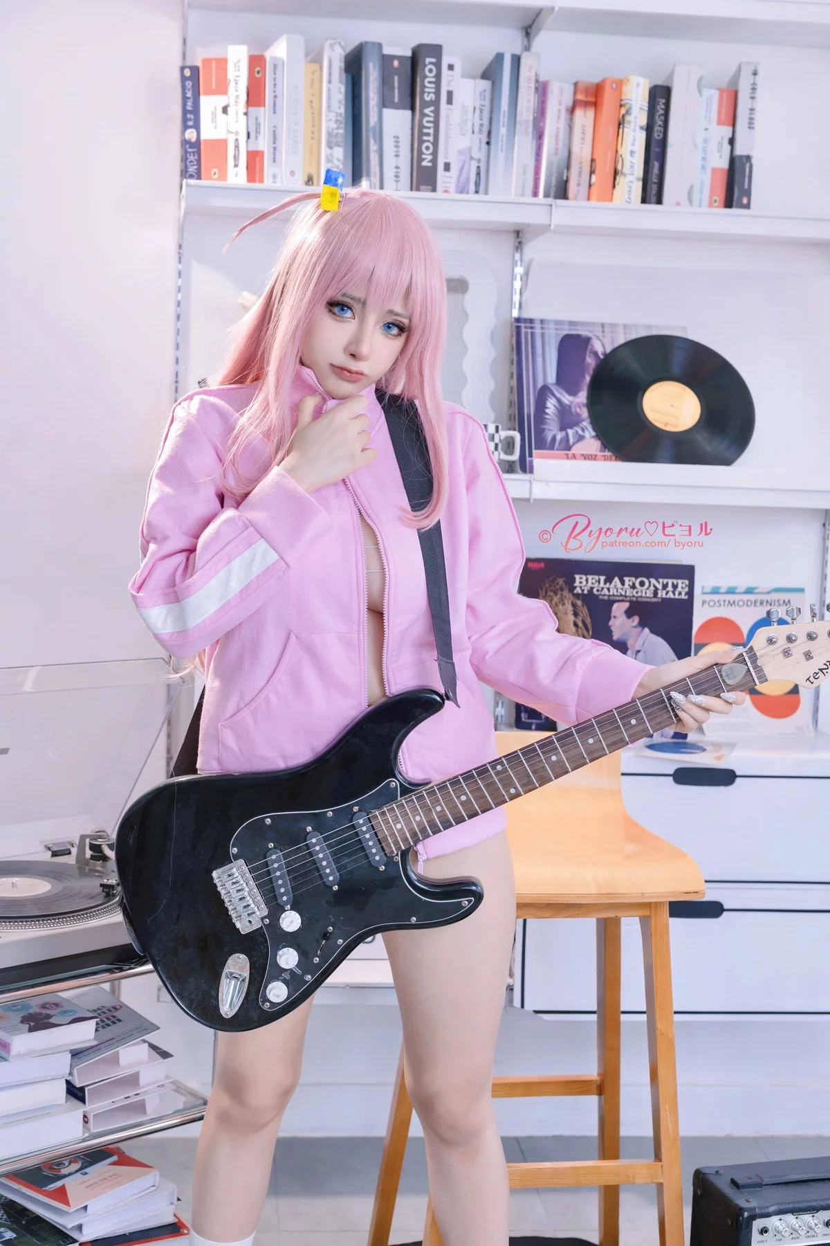 日本性感萝莉Byoru-Bocchi The Rock主题性感粉色外衣半脱露三点式内衣诱惑写真32P