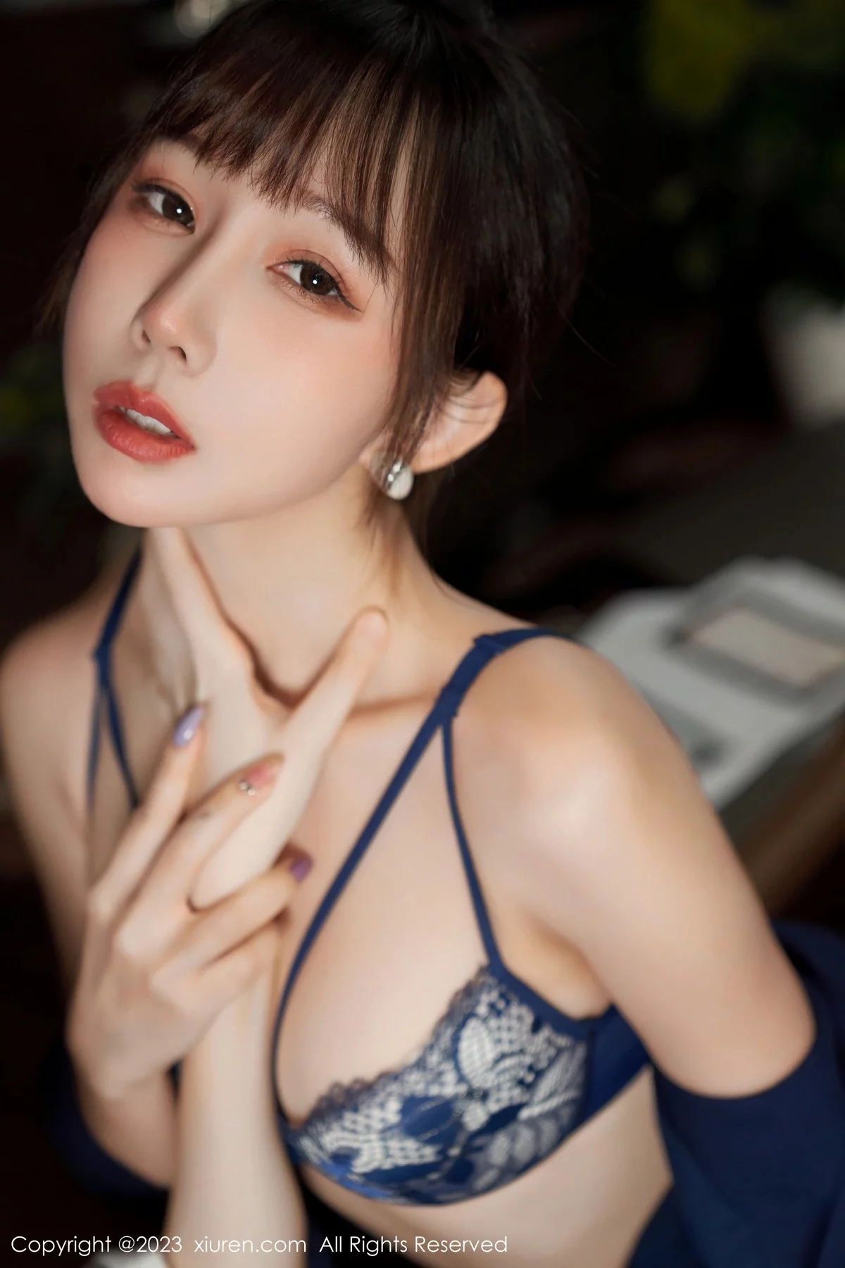 XiuRen第6737期_模特波巧酱半脱职业装露性感内衣配超薄无内黑丝惹火诱惑写真95P