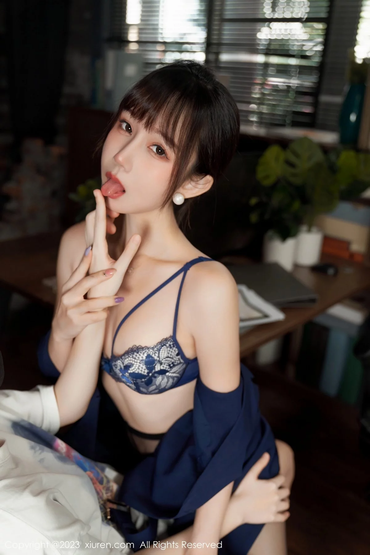 XiuRen第6737期_模特波巧酱半脱职业装露性感内衣配超薄无内黑丝惹火诱惑写真95P