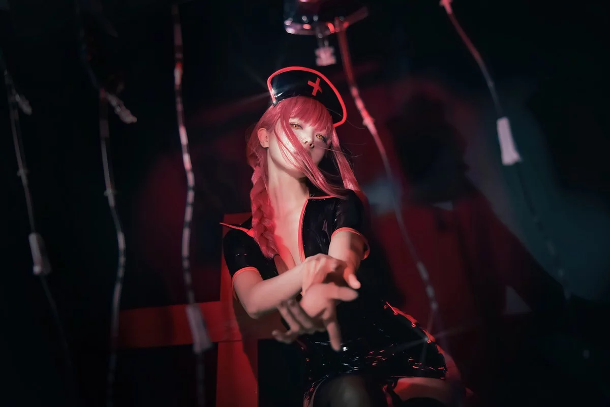 Coser妹子Ely_eee-Makima主题性感护士装配黑丝吊袜秀完美身材撩人诱惑写真61P