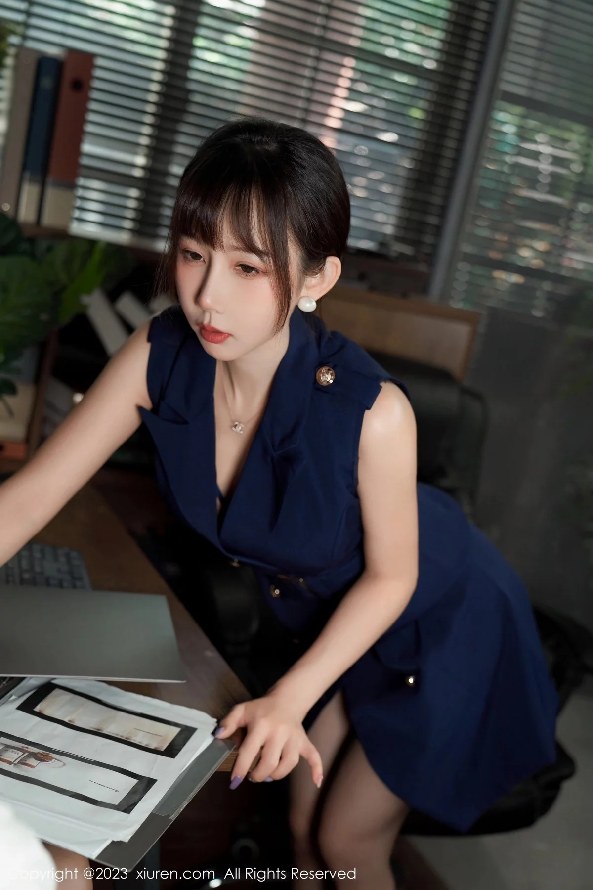 XiuRen第6737期_模特波巧酱半脱职业装露性感内衣配超薄无内黑丝惹火诱惑写真95P