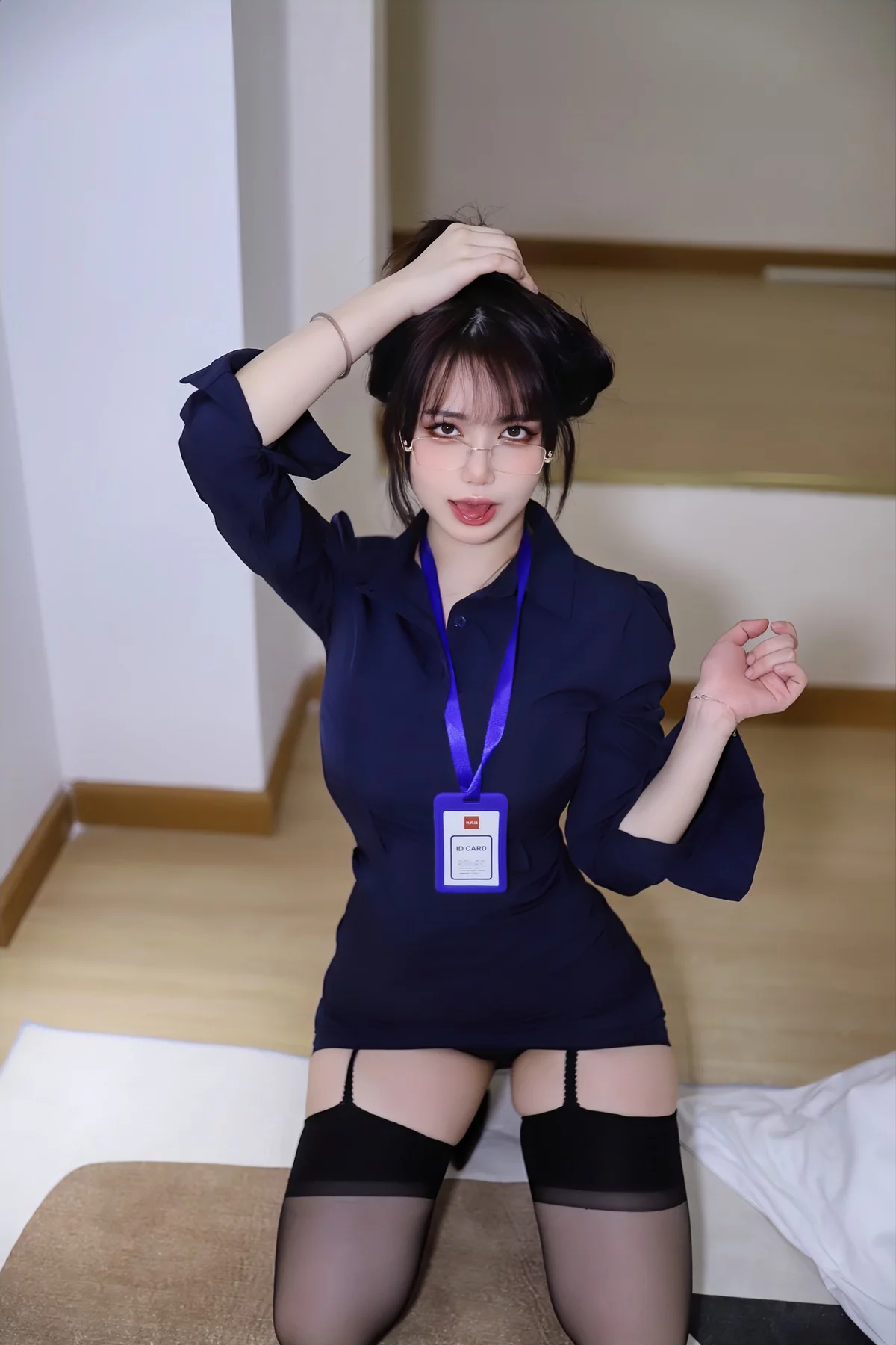 动漫博主Tina很妖孽呀职业装秘书主题私房床上脱职业装露黑色蕾丝内衣诱惑写真46P