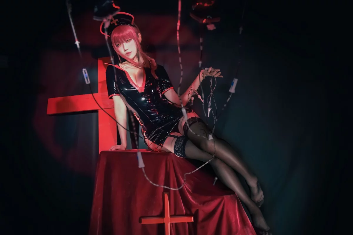 Coser妹子Ely_eee-Makima主题性感护士装配黑丝吊袜秀完美身材撩人诱惑写真61P