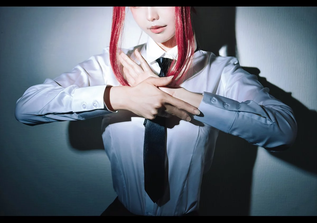 Coser妹子Ely_eee-Makima主题性感护士装配黑丝吊袜秀完美身材撩人诱惑写真61P