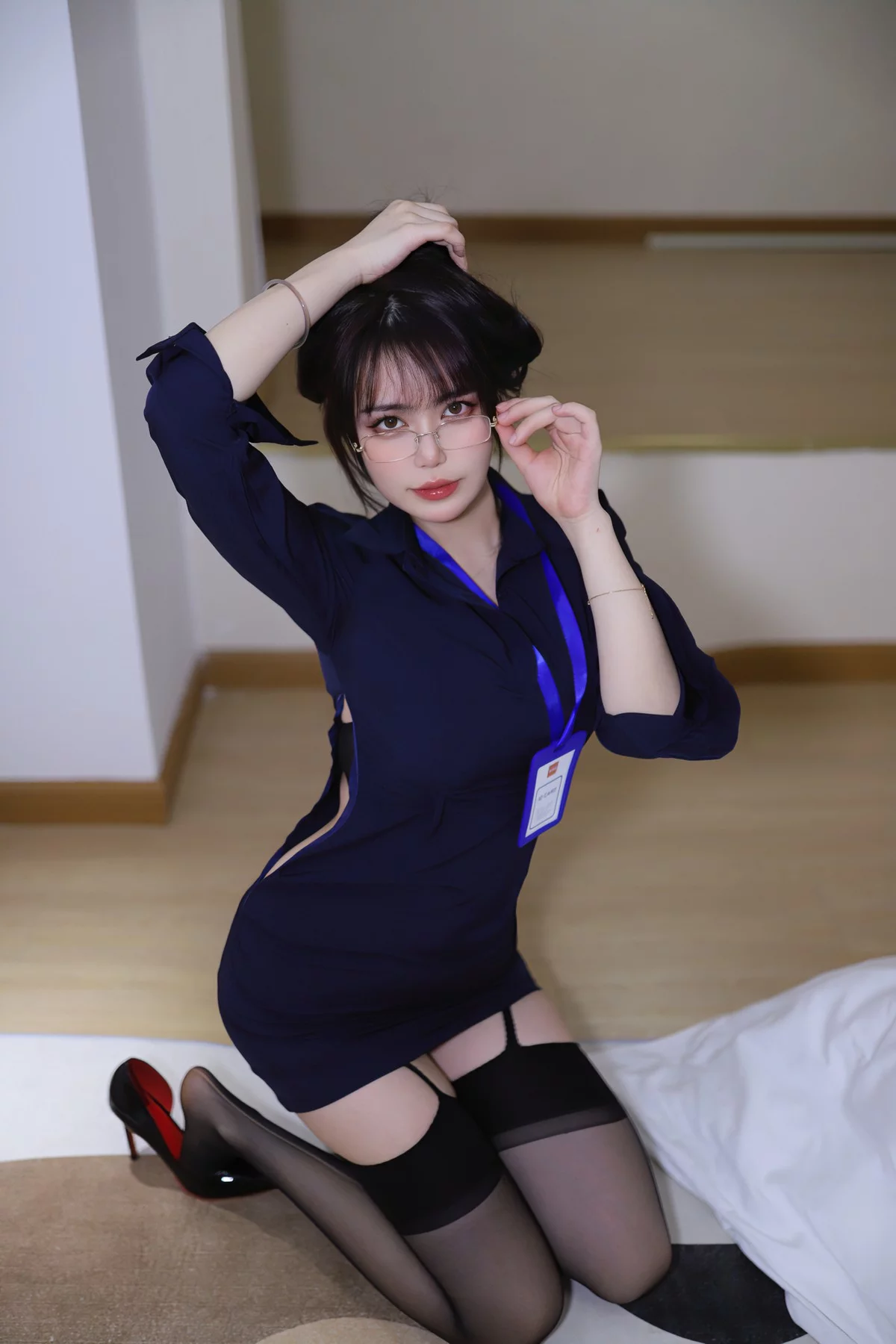 动漫博主Tina很妖孽呀职业装秘书主题私房床上脱职业装露黑色蕾丝内衣诱惑写真46P