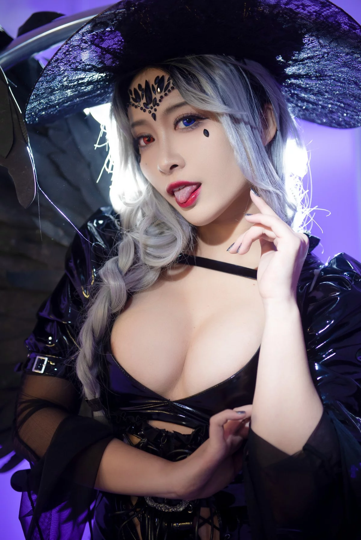 动漫博主洛璃LoLiSAMA魔女莉莉丝主题性感黑色皮质连衣长裙秀完美身材诱惑写真74P