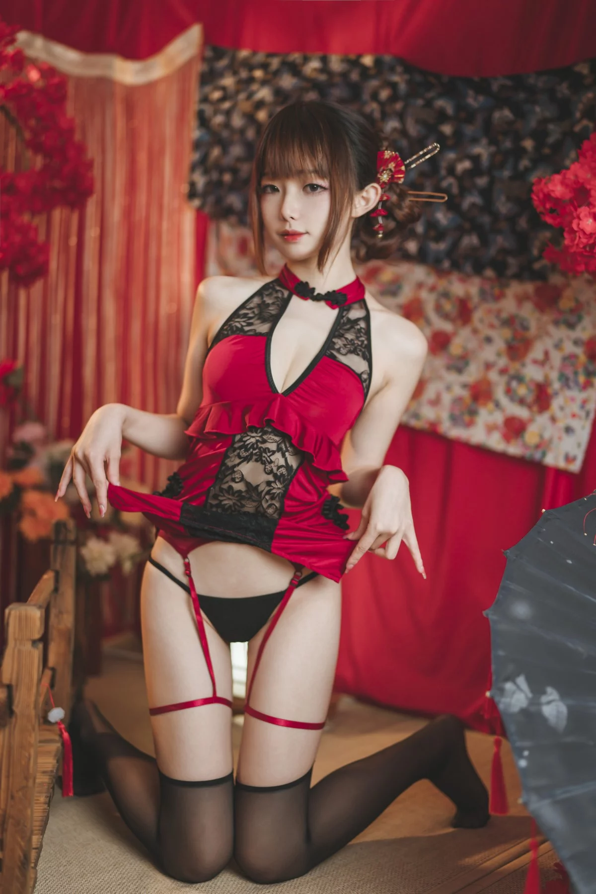 动漫博主封疆疆v韶华旗袍疆主题性感红色旗袍服配黑丝吊袜秀曼妙身姿诱惑写真37P