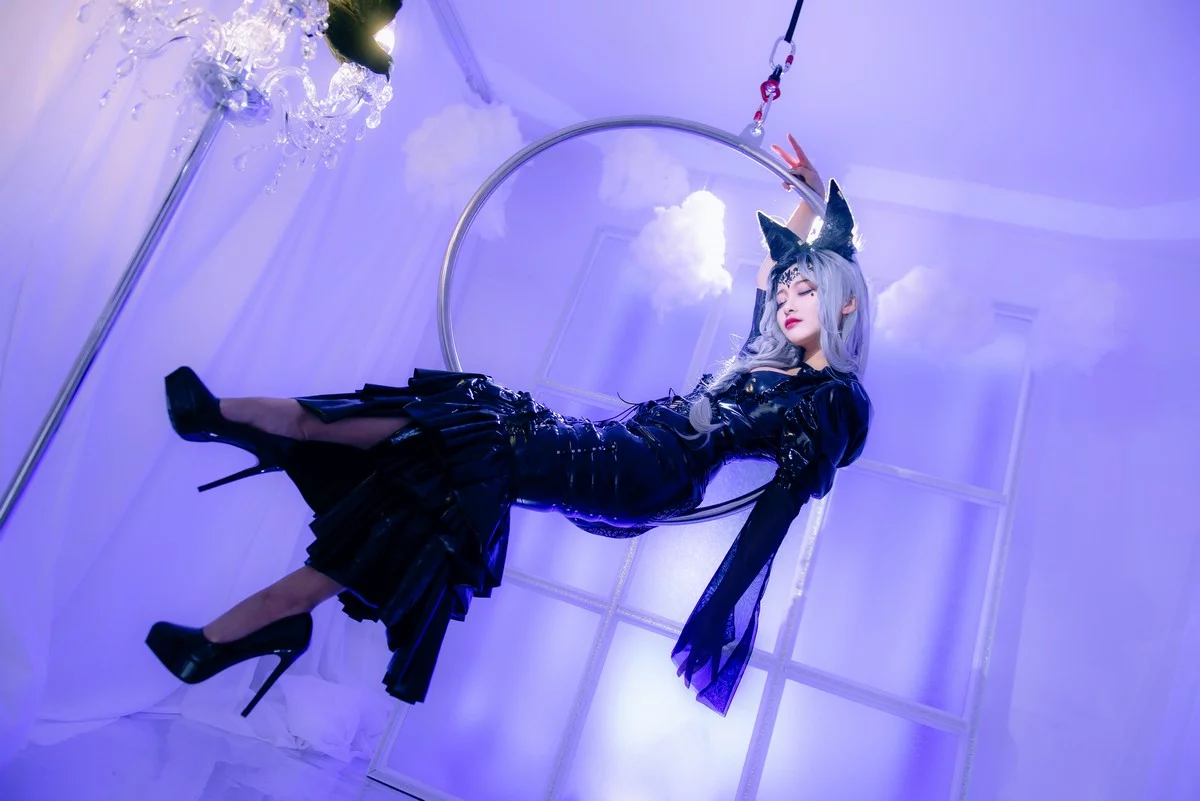 动漫博主洛璃LoLiSAMA魔女莉莉丝主题性感黑色皮质连衣长裙秀完美身材诱惑写真74P